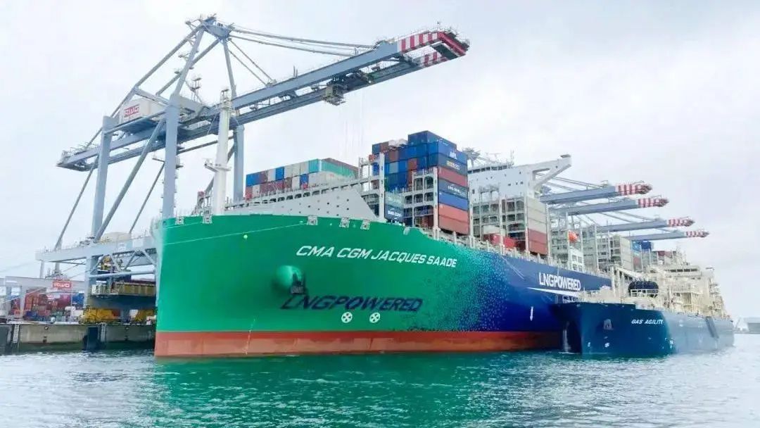 Pierwszy na świecie ultrawielki kontenerowiec zasilany dwupaliwowo LNG (23 000 TEU)
