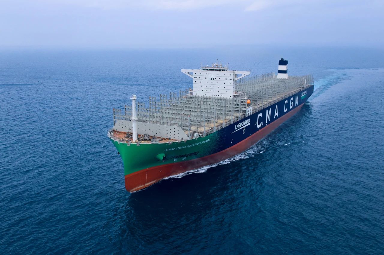 Pierwszy na świecie ultrawielki kontenerowiec zasilany dwupaliwowo LNG (23 000 TEU)