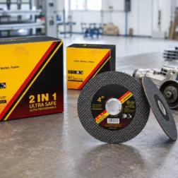 Ultracienkie tarcze tnące 4 cale 100×1,2×16 mm z oznakowanym kartonem na stole warsztatowym, gotowe do użycia w szlifierkach kątowych 4 cali do cięcia stali nierdzewnej i węglowej w projektach przemysłowych